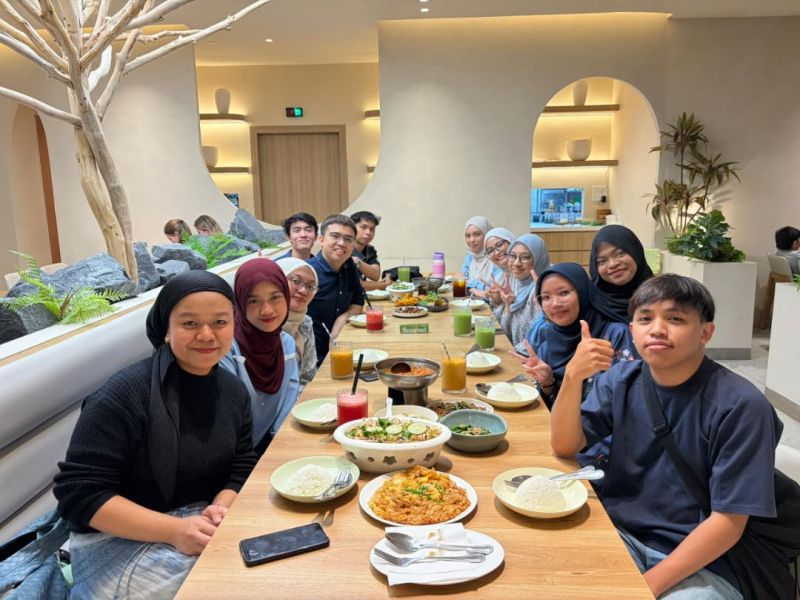 Team dinner together