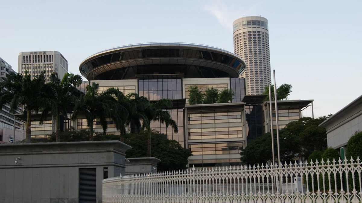 Singapore Supreme Court Building behind Parliament House