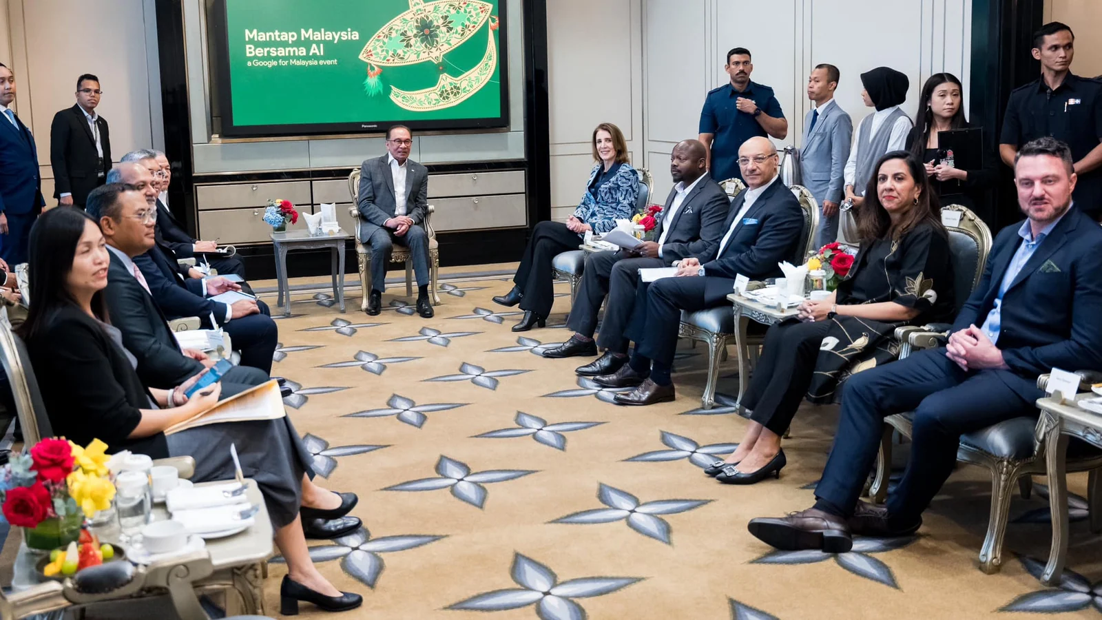 Prime Minister Anwar Ibrahim and Google leaders meet at the later Mantap Malaysia Bersama AI event