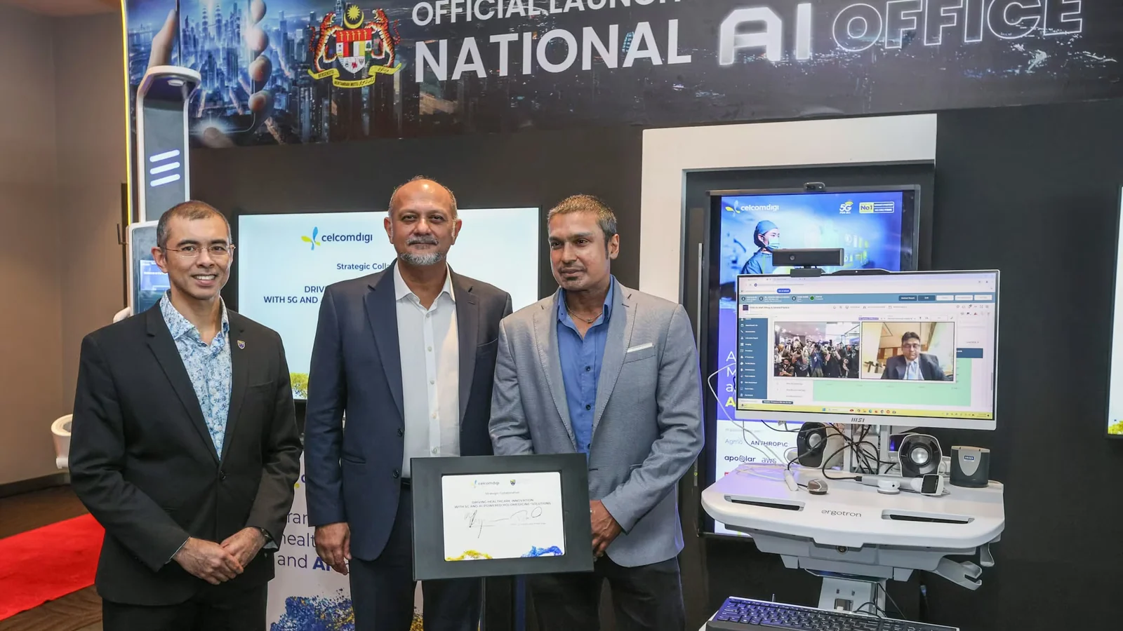 Universiti Malaya and CelcomDigi representatives with a HoloMedicine system at the National AI Office launch