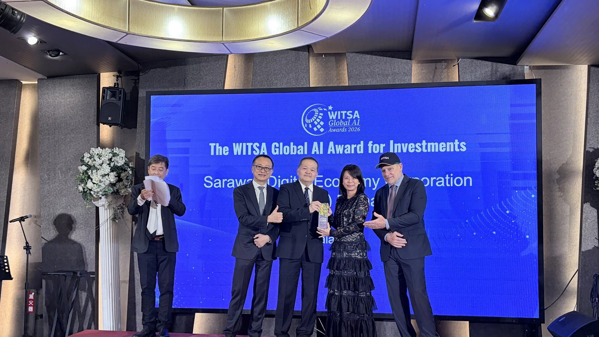 SDEC representatives receiving the WITSA Global AI Award for Investments on stage